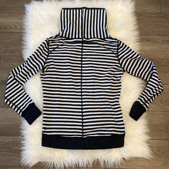 Size 6 lululemon sweater - Picture 3 of 4